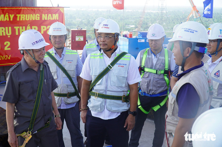 Ông Trần Ngọc Tam - chủ tịch UBND tỉnh Bến Tre (bìa trái) - gửi lời cảm ơn đến các kỹ sư, công nhân tại dự án cầu Rạch Miễu 2 - Ảnh: MẬU TRƯỜNG