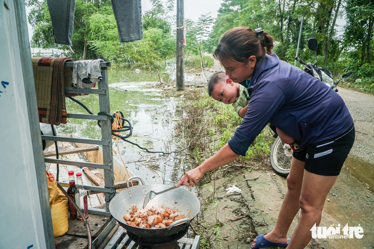 Về rốn lũ Chương Mỹ chứng kiến người Hà Nội ở nhà phao, đi thuyền trên phố- Ảnh 9.