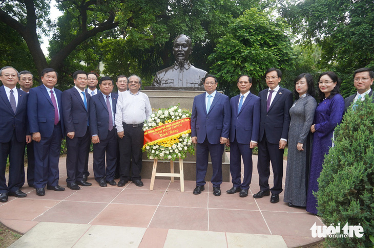 Thủ tướng Phạm Minh Chính và đoàn đại biểu dâng hoa tại tượng Chủ tịch Hồ Chí Minh ở thủ đô New Delhi - Ảnh: NGỌC AN