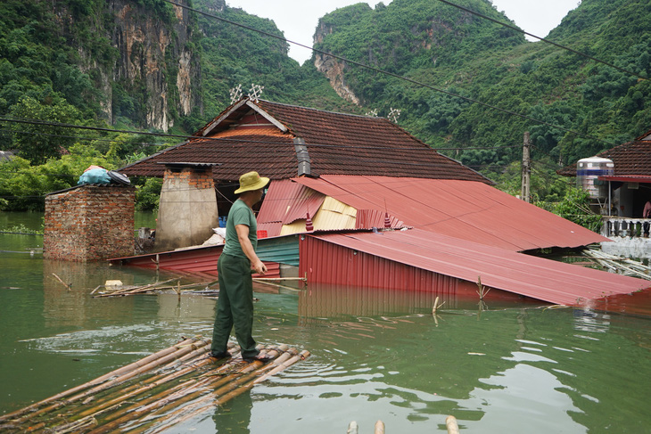 Dự báo thời tiết tiếp tục có mưa, người dân Phiêng Nghè lo lắng nước tiếp tục dâng khi họ chưa có chỗ sơ tán - Ảnh: VŨ TUẤN