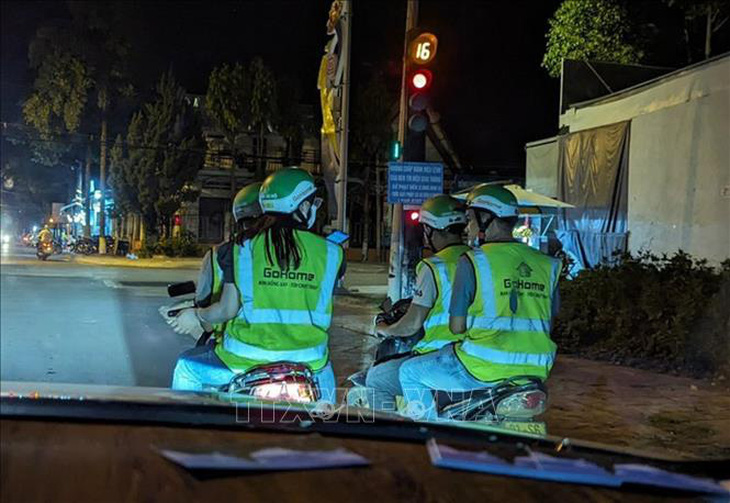 Không đăng ký kinh doanh, không hợp tác với cơ quan chức năng nhưng có đơn vị (áo xanh) vẫn tham gia dịch vụ 