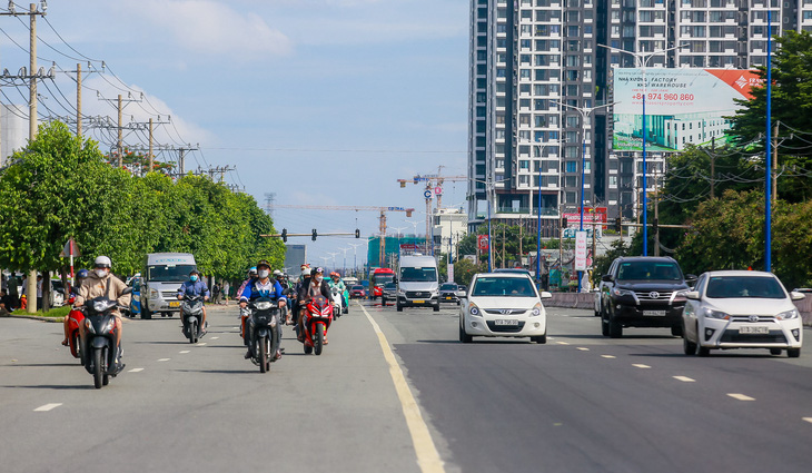 Quốc lộ 13 Bình Dương đã mở rộng nhưng vẫn nằm chờ di dời lưới điện- Ảnh 8.