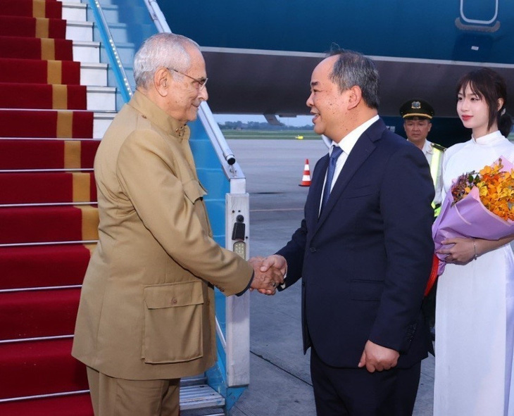 Tổng thống Timor-Leste José Ramos-Horta bắt tay Chủ nhiệm Văn phòng Chủ tịch nước Lê Khánh Hải tại sân bay Nội Bài ngày 31-7 - Ảnh: TTXVN