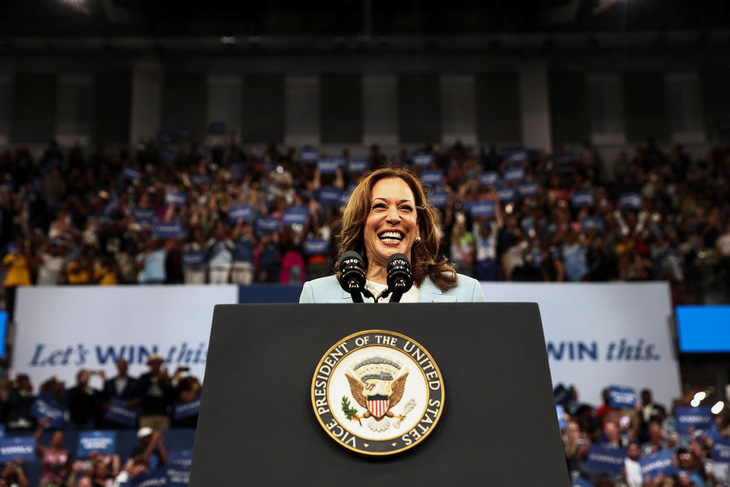 Phó tổng thống Mỹ Kamala Harris phát biểu tại sự kiện vận động tranh cử tổng thống ở Atlanta, bang Georgia, Mỹ ngày 30-7 - Ảnh: REUTERS