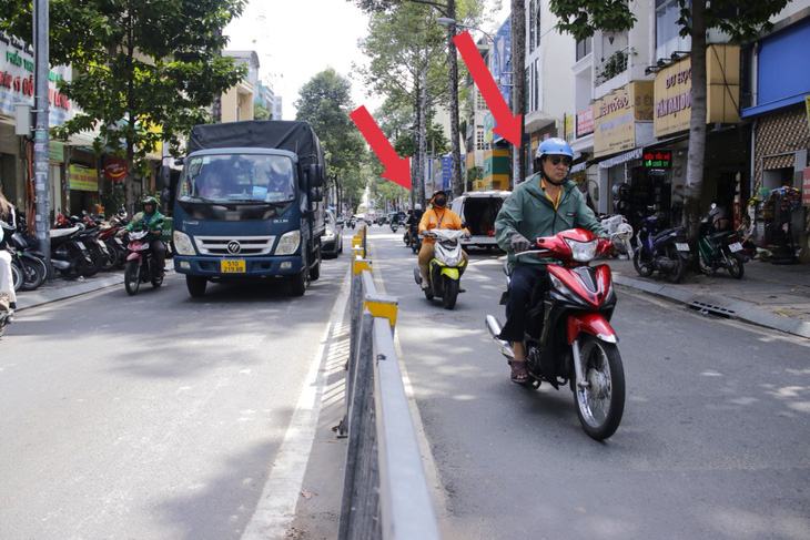 Để né kẹt xe nhiều người đã cố tình chạy vào làn ngược chiều thông thoáng, dễ dàng luồn lách qua quãng kẹt hơn - Ảnh: TIẾN QUỐC