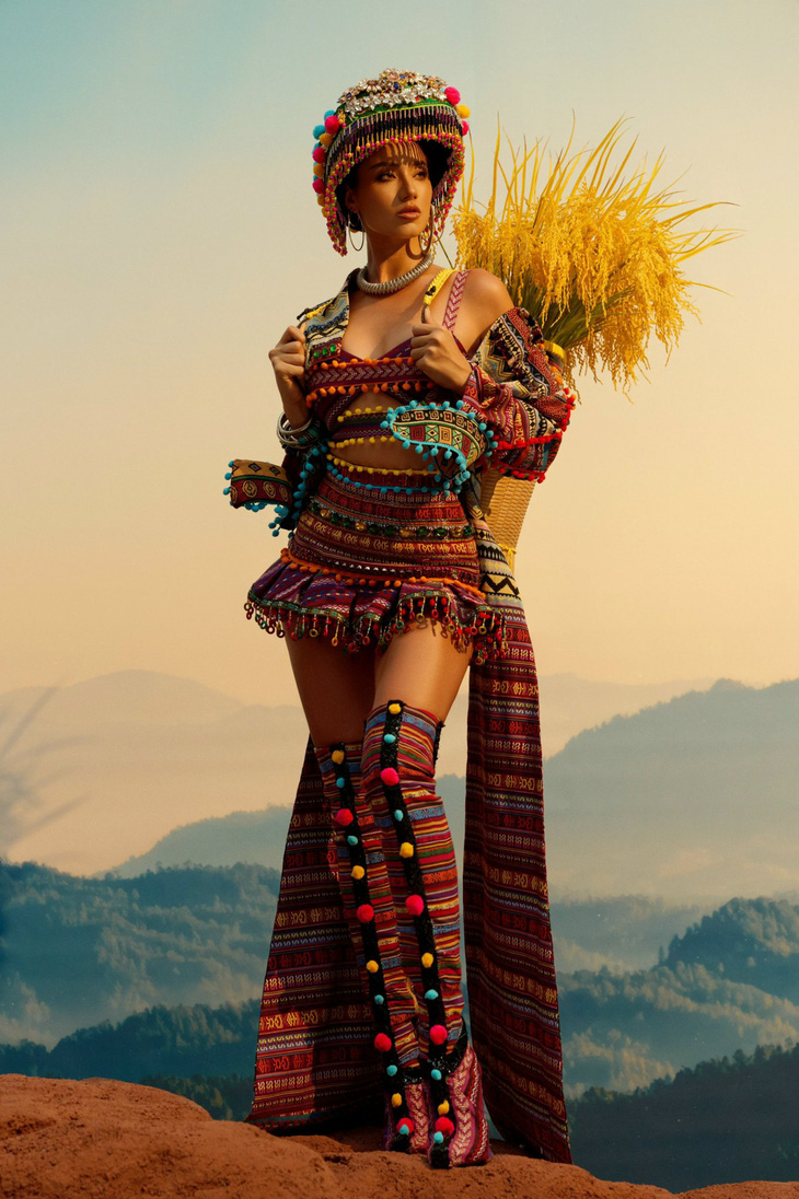 Trang phục này được lấy cảm hứng từ nét đẹp văn hóa Tây Bắc với chất liệu chính là thổ cẩm.