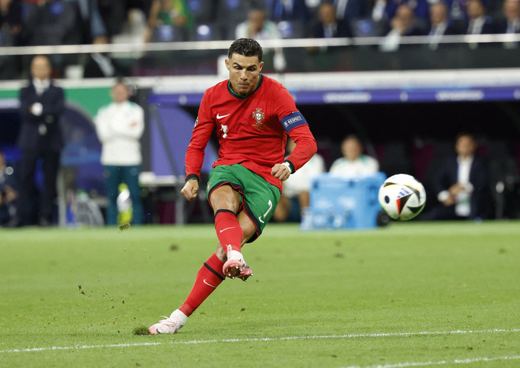 Ronaldo khát khao đi tìm bàn thắng đầu tiên tại Euro 2024 - Ảnh: REUTERS