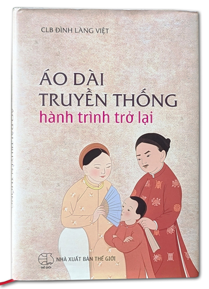 Sách do CLB Đình Làng Việt (Hà Nội) thực hiện, xuất bản bởi NXB Thế Giới với 52 bài viết của 47 tác giả. Sách gồm các phần: Đi tìm giá trị áo dài năm thân, Trở về với truyền thống ông cha và Phụ lục - Ảnh: NHẬT LINH