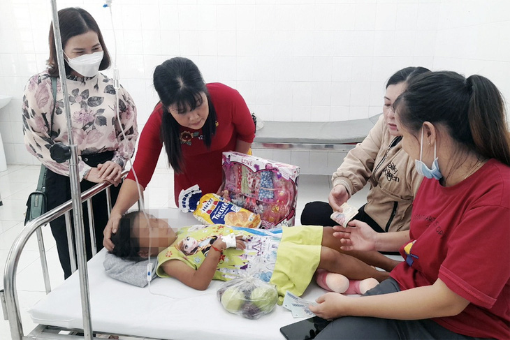 Trong 18 tháng qua có 94 trẻ em ở Bình Phước bị bạo hành, xâm hại. Trong ảnh: Một bé gái ở huyện Đồng Phú (Bình Phước) bị cha dượng bạo hành phải vào viện điều trị xảy ra tháng 7-2022, khiến dư luận bức xúc - Ảnh: A.B.