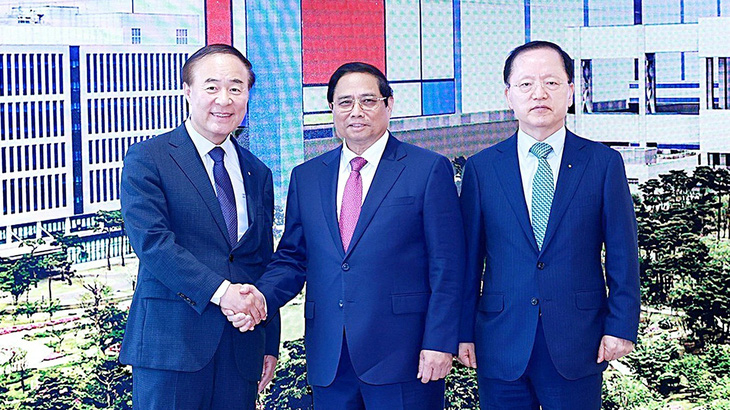 Giám đốc điều hành - Phó chủ tịch Tập đoàn Samsung Young Hyun Jun và ông Park Hark Kyu - tổng giám đốc phụ trách tài chính của Tập đoàn Samsung - đón Thủ tướng Phạm Minh Chính vào chiều 3-7 - Ảnh: TTXVN