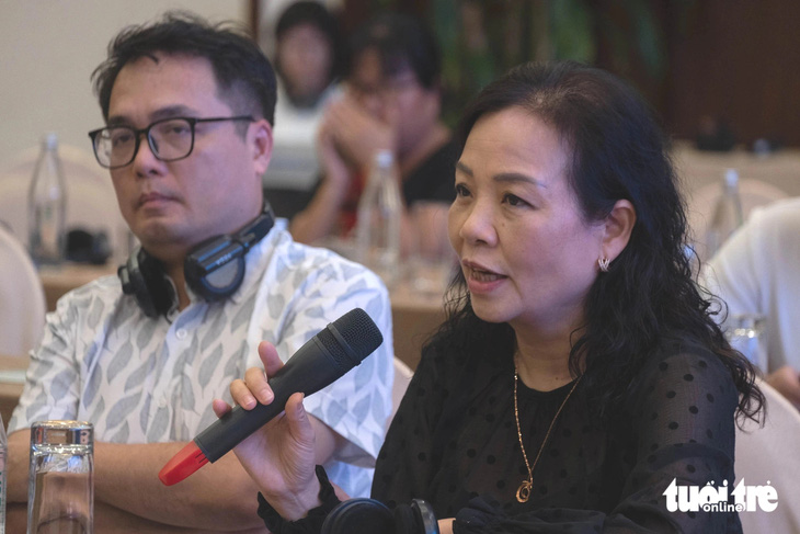 Bà Ngô Phương Lan chia sẻ về điện ảnh Việt Nam tại bàn tròn - Ảnh: ANH VŨ 