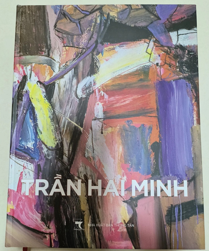 Quyển sách về sự nghiệp 38 năm sáng tác của họa sĩ Trần Hải Minh - Ảnh: LINH ĐOAN