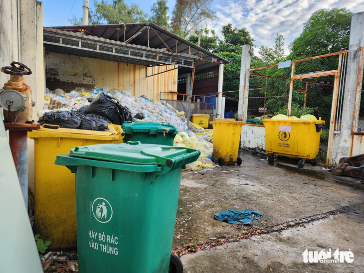 Bệnh viện Đa khoa tỉnh Kiên Giang cũ còn tồn đọng gần 200 tấn rác thải y tế - Ảnh: BỬU ĐẤU