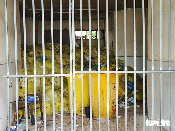Lãnh đạo Sở Y tế tỉnh Kiên Giang khẳng định đang đưa số rác này đốt ở lò đốt rác mới, để sớm bàn giao tài sản công cho TP Rạch Giá - Ảnh: BỬU ĐẤU