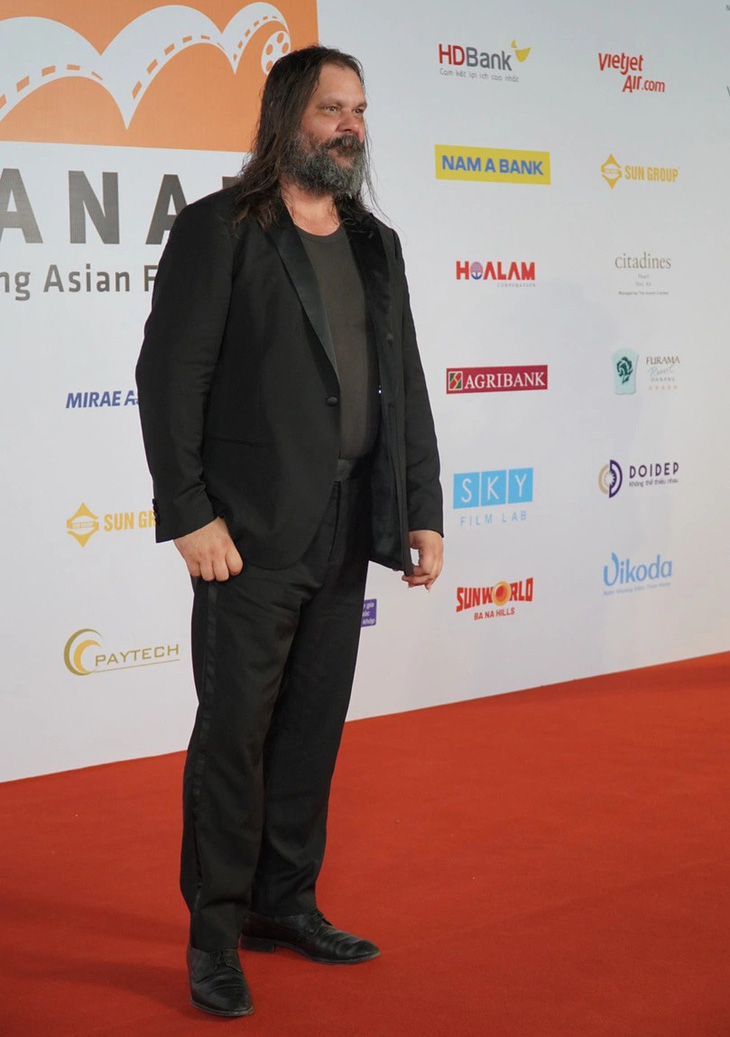 Đạo diễn người Úc Warwick Thornton check-in thảm đỏ khai mạc DANAFF II - Ảnh: TRƯỜNG TRUNG