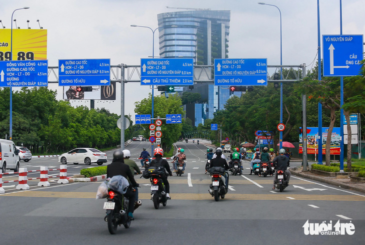 Tình hình giao thông ổn định tại giao lộ Mai Chí Thọ - Tố Hữu - Ảnh: CHÂU TUẤN