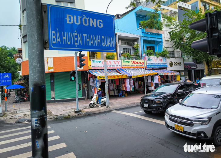 Người dân nghiêm chỉnh chấp hành đèn tín hiệu giao thông tại giao lộ Nguyễn Đình Chiểu - Bà Huyện Thanh Quan (nơi đang thí điểm) - Ảnh: CHÂU TUẤN
