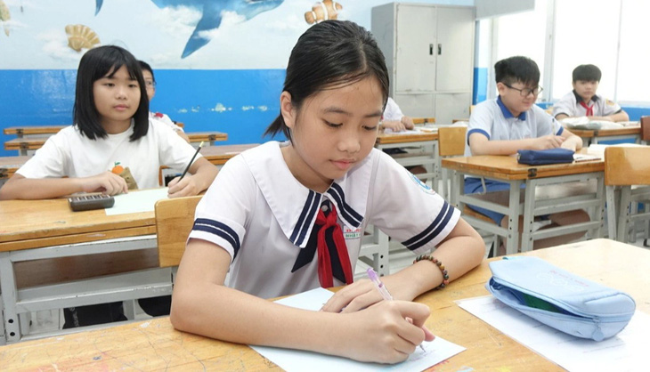 Thí sinh làm bài khảo sát vào lớp 6 Trường Trần Đại Nghĩa năm 2024 tại điểm thi Trường THCS Nguyễn Du, quận 1 - Ảnh: NHƯ HÙNG