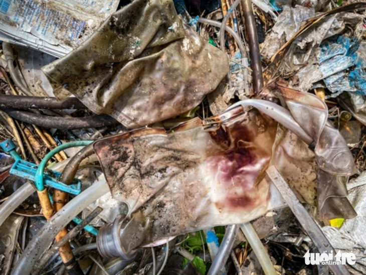 Đã thu gom 3,3 tấn rác tại nơi ngập rác y tế ở quận Bình Tân- Ảnh 4.