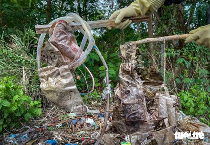 Đã thu gom 3,3 tấn rác tại nơi ngập rác y tế ở quận Bình Tân- Ảnh 5.