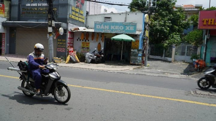 Vừa chạy xe vừa nhắn tin điện thoại trên đường Kha Vạn Cân, TP Thủ Đức - Ảnh: ĐỊNH DƯƠNG
