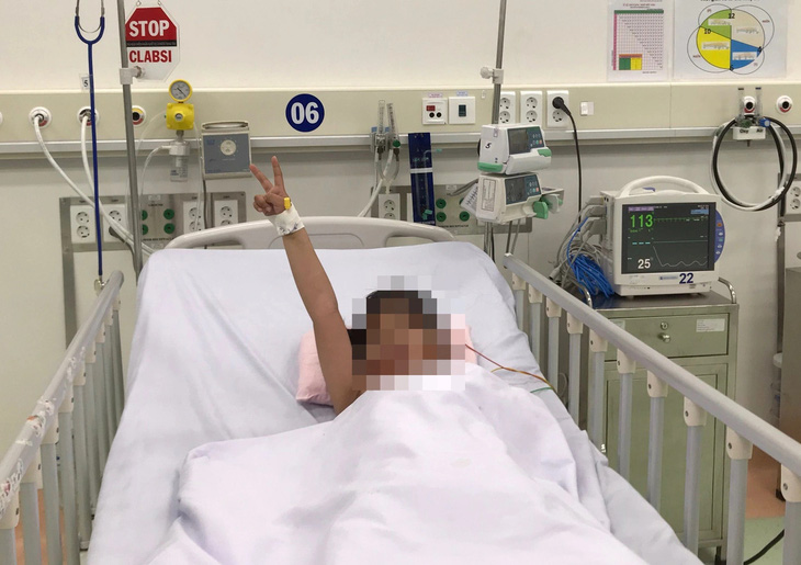Bé gái từng bị ngưng tim 60 phút hiện đã khỏe, tỉnh táo - Ảnh: Bệnh viện cung cấp