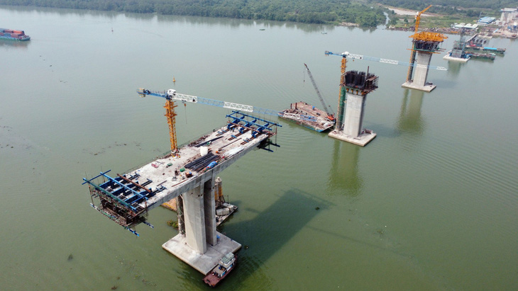 Thi công cầu Nhơn Trạch thuộc dự án 1A đường vành đai 3 TP.HCM - Ảnh: A LỘC