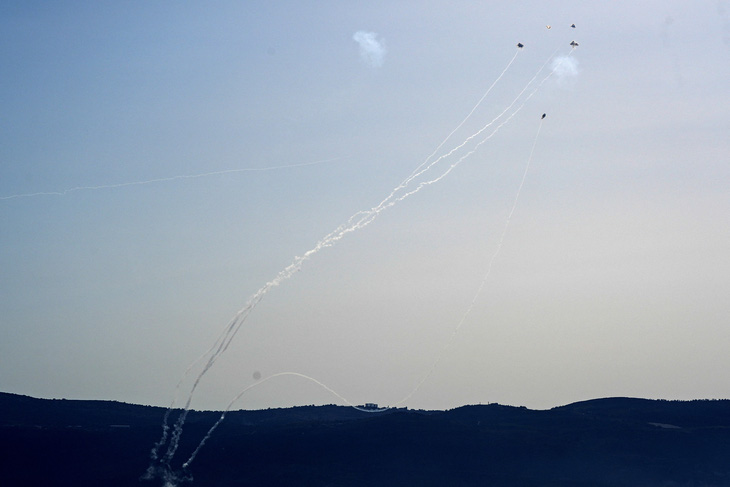 Các rocket phóng từ Lebanon sang Israel qua biên giới bị đánh chặn. Ảnh chụp gần biên giới với Lebanon ngày 3-7 - Ảnh: REUTERS