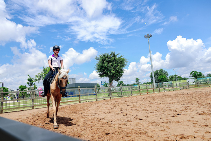 Trải nghiệm phong cách miền Viễn Tây với bộ môn cưỡi ngựa nghệ thuật, mang đến cho các em nhỏ những trải nghiệm cưỡi ngựa tuyệt vời và gắn kết tình yêu thương động vật - Ảnh: Masteri Homes