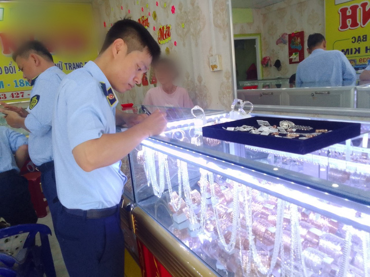 Lực lượng quản lý thị trường kiểm tra tiệm vàng trang sức tại quận Ô Môn - Ảnh: Cục QTTT TP Cần Thơ cung cấp