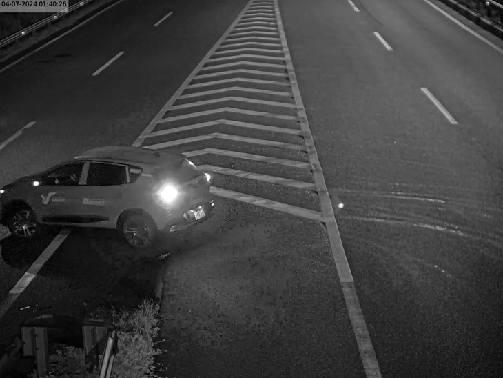 Camera ghi cảnh taxi chạy ngược chiều trên cao tốc - Ảnh: Cắt từ video