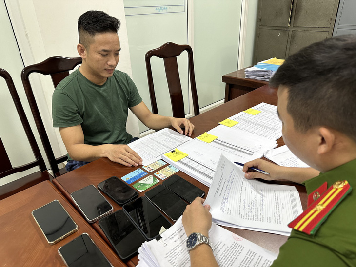 Nguyễn Long Rin - người cầm đầu đường dây cá độ bóng đá "khủng" ở Huế - tại cơ quan điều tra - Ảnh: TRẦN HỒNG