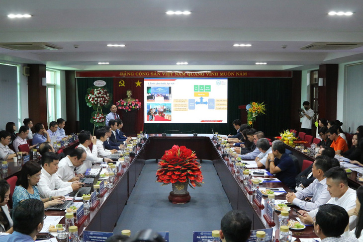 PGS.TS Nguyễn Anh Phong giới thiệu về chương trình đào tạo Co-op ngành fintech tại buổi tọa đàm với 25 doanh nghiệp hàng đầu về công nghệ số hồi tháng 6-2024 - Ảnh: THANH LONG