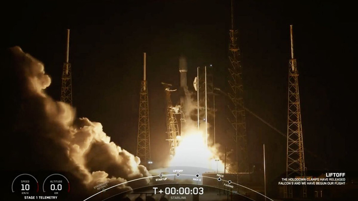 Cận cảnh khoảnh khắc tên lửa Falcon 9 mang theo 20 vệ tinh Internet lên quỹ đạo Trái đất hôm 3-7 - Ảnh: SPACE