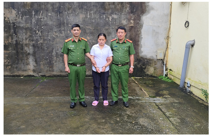 Thào Thị Chía (áo trắng) bị bắt sau gần 10 năm lẩn trốn - Ảnh: Công an tỉnh Lai Châu