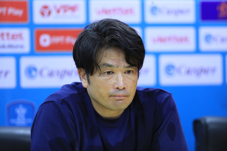 HLV Daiki Iwamasa lo ngại chất lượng mặt sân Thanh Hóa sẽ ảnh hưởng đến lối chơi của CLB Hà Nội ở trận chung kết Cúp Quốc gia 2023 - 2024 - Ảnh: MINH ĐỨC