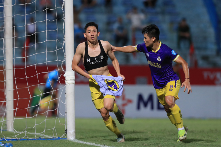 Nguyễn Hai Long ăn mừng cảm xúc sau bàn thắng vào lưới Thể Công - Viettel - Ảnh: MINH ĐỨC