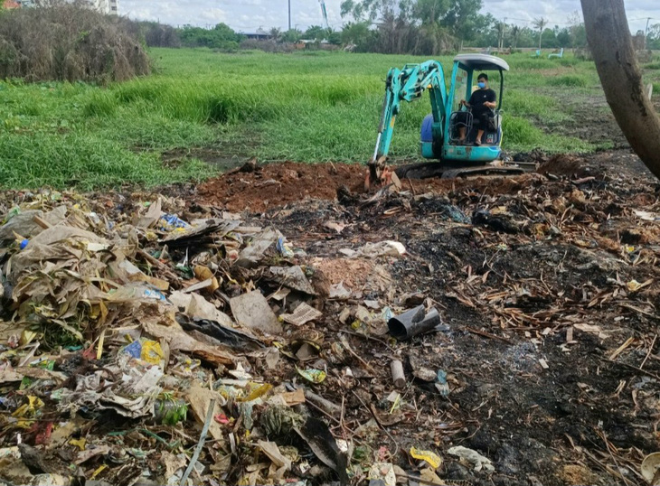Xe múc được điều đến để xử lý, thu gom rác vào ngày 26-6 - Ảnh do lãnh đạo UBND phường Tân Tạo (quận Bình Tân) cung cấp