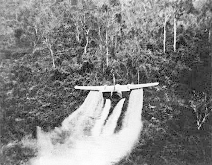 Một máy bay Mỹ rải chất độc da cam trong chiến tranh ở Việt Nam - Ảnh tư liệu