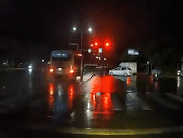 Chiếc xe khách vượt đèn đỏ, tông lật ô tô tải - Ảnh: T.L.