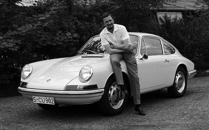 Peugeot “tạo ra Porsche 911”: Porsche ban đầu định sử dụng tên 901 cho mẫu xe kế nhiệm 356 huyền thoại. Tuy nhiên, họ vấp phải sự phản đối quyết liệt từ Peugeot - thương hiệu cho rằng chỉ họ mới có thể ra mắt xe có công thức 3 chữ số và số 0 ở giữa. Quyết định cuối cùng của Porsche là nhún nhường và chọn tên 911 cho huyền thoại sau này - Ảnh: Autocar