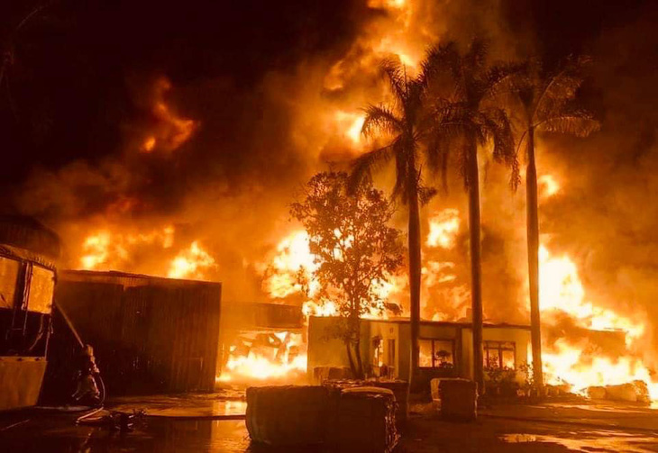 Lửa bốc cháy dữ dội tại công ty bao bì ở TP Phúc Yên - Ảnh: Người dân cung cấp
