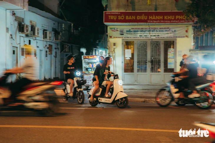 Nhóm thanh niên không đội mũ bảo hiểm, chạy xe máy điện ngược chiều gây nguy hiểm cho người đi trên đường Nguyễn Văn Lượng - Ảnh: THANH HIỆP