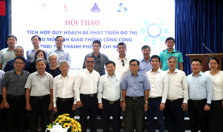 Các đại biểu chụp hình lưu niệm tại hội thảo - Ảnh: THẢO LÊ 