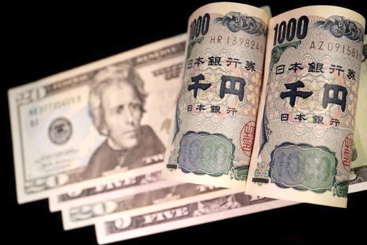 Hình minh họa tờ 1.000 yen xếp cạnh tờ 20 USD - Ảnh: Reuters