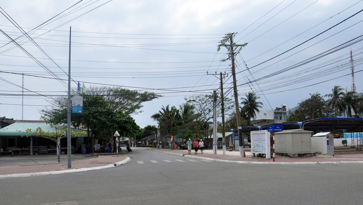 Hệ thống đường dây, cột điện ở trung tâm Côn Đảo - Ảnh: ĐÔNG HÀ  
