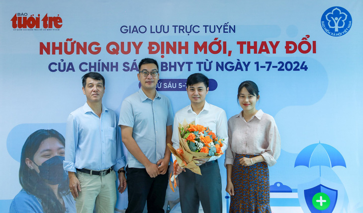 Ông Nguyễn Thành Đạt - trưởng phòng chế độ bảo hiểm y tế (Ban thực hiện chính sách bảo hiểm y tế, Bảo hiểm xã hội Việt Nam, thứ hai từ phải sang) tại chương trình - Ảnh: DANH KHANG