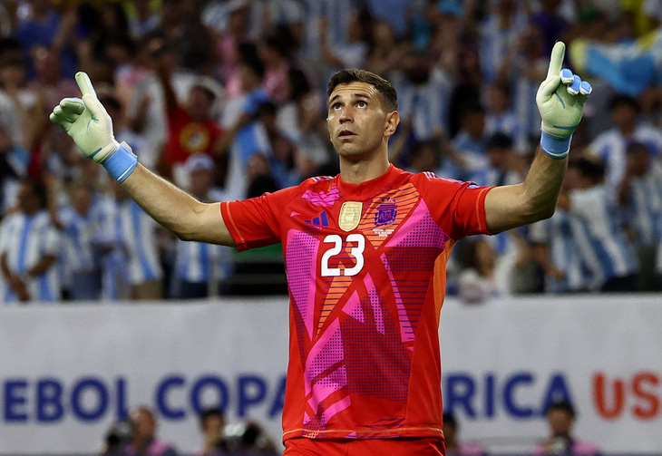 Thủ môn Emiliano Martinez xuất sắc đưa Argentina vào bán kết Copa America 2024 -  Ảnh: REUTERS