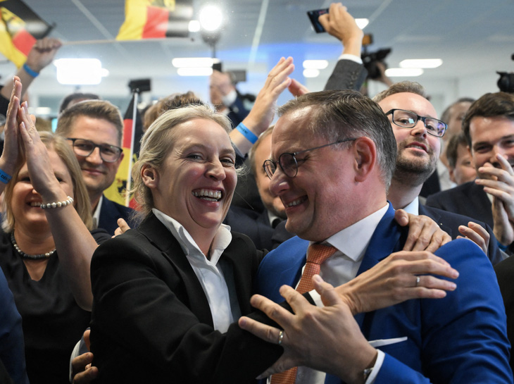 Đồng lãnh đạo Đảng AfD cực hữu ở Đức Tino Chrupalla (phải) và Alice Weidel (trái) ăn mừng chiến thắng khi có kết quả sơ bộ bầu cử Nghị viện châu Âu ngày 9-6 - Ảnh: AFP