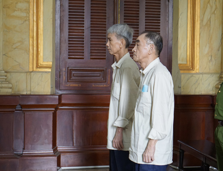 Ông Nguyễn Tín Trung (bên trái) tại tòa - Ảnh: TUYẾT MAI
